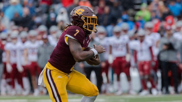Central Michigan’s Lew Nichols III (7) at the 88th Tony the Tiger Sun Bowl against Washington State at Sun Bowl Stadium in El Paso, Texas, on Friday, Dec. 31, 2021.